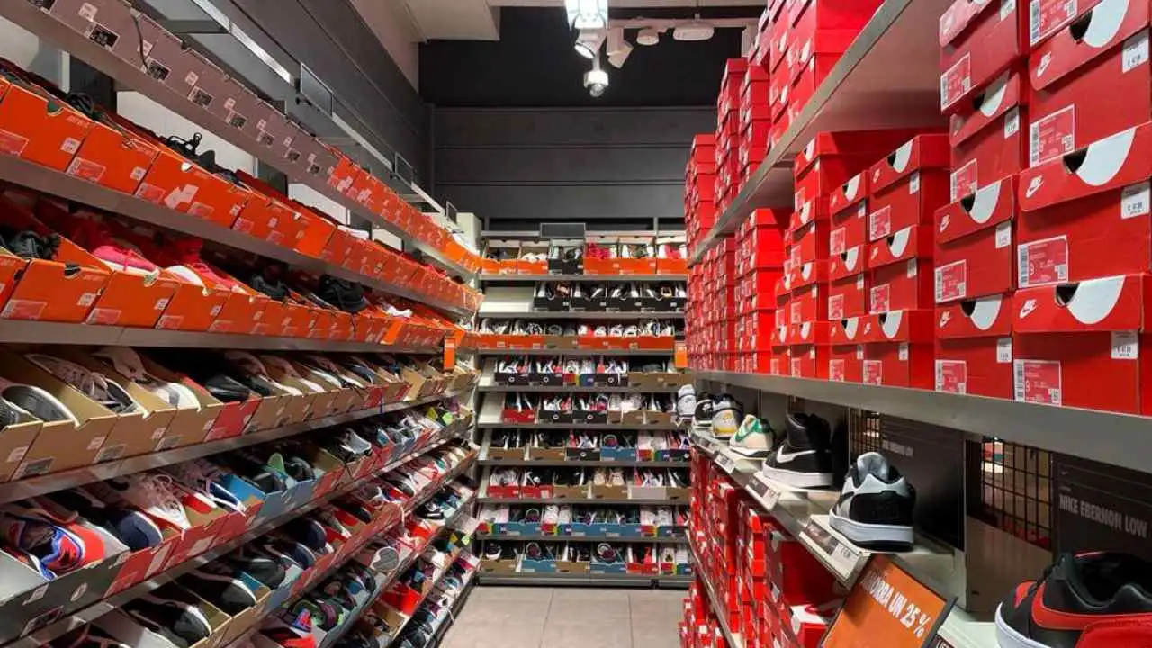 Outlets en CABA para comprar ropa y zapatillas de marca con descuentos de hasta el 70%