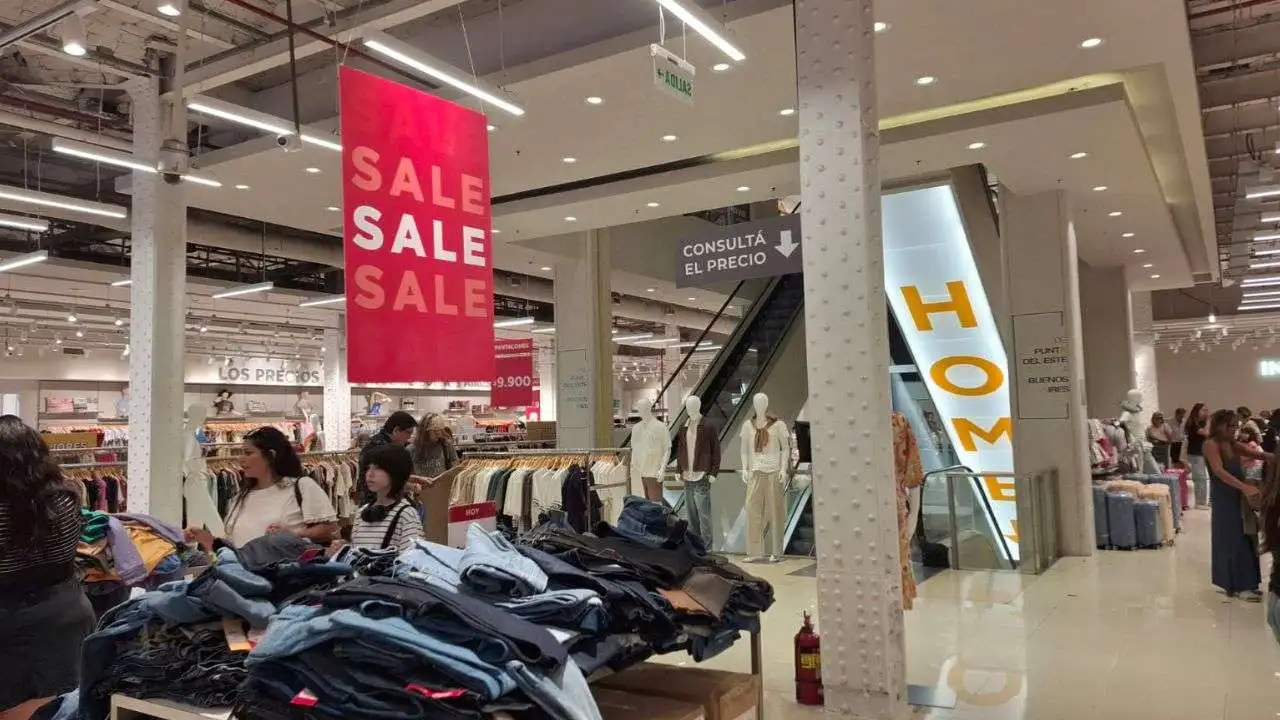 Outlet de marca importada liquida ropa con 60% de descuento y cuotas