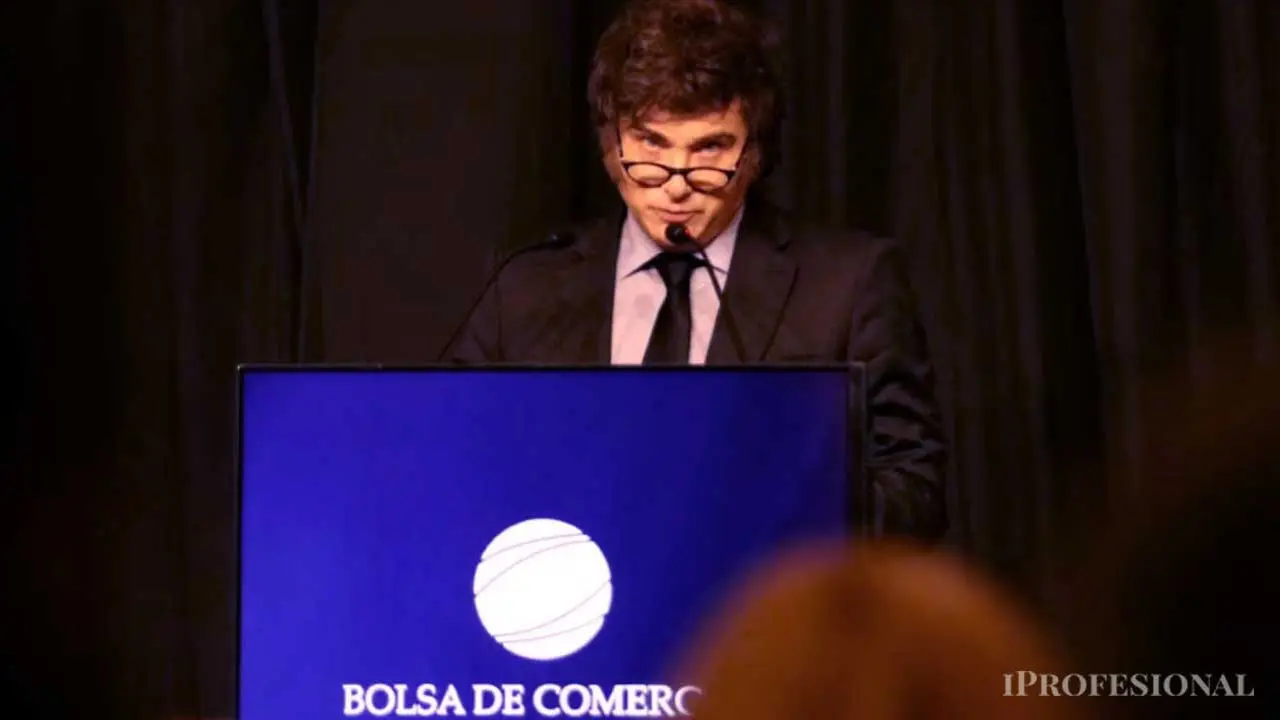 Milei aborda inflación y respalda a Adorni en AmCham Summit