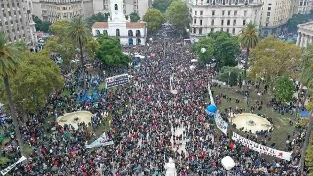 Marcha 24 de marzo: miles de personas en la Plaza de Mayo a 50 años del ...