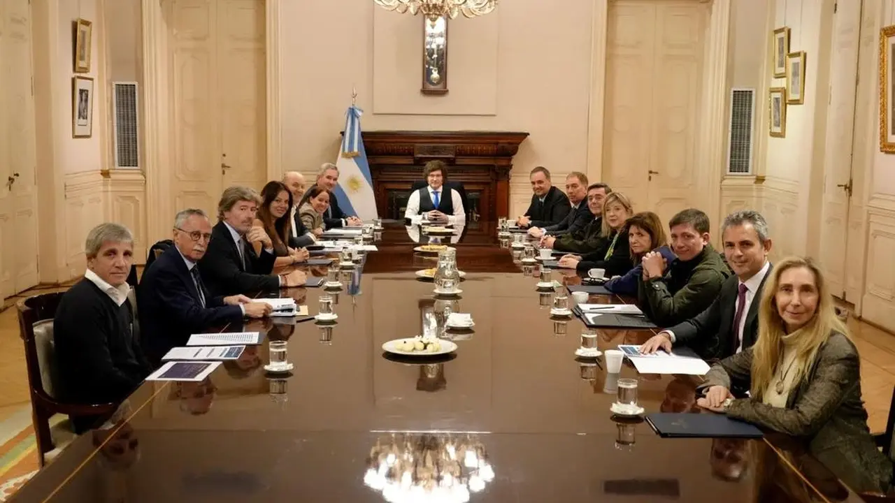 Milei respalda a Adorni en medio de investigación judicial