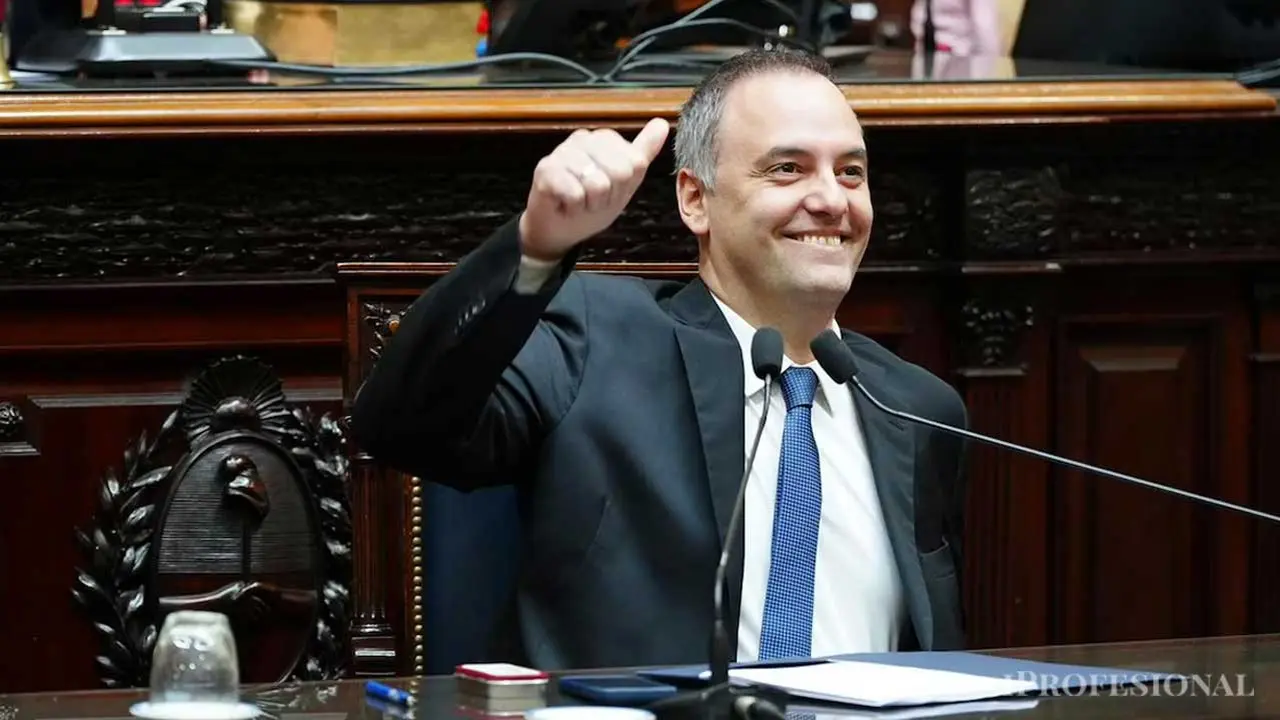 El viaje familiar de Adorni a un hotel de lujo cost� tres veces su sueldo y caus� revuelo