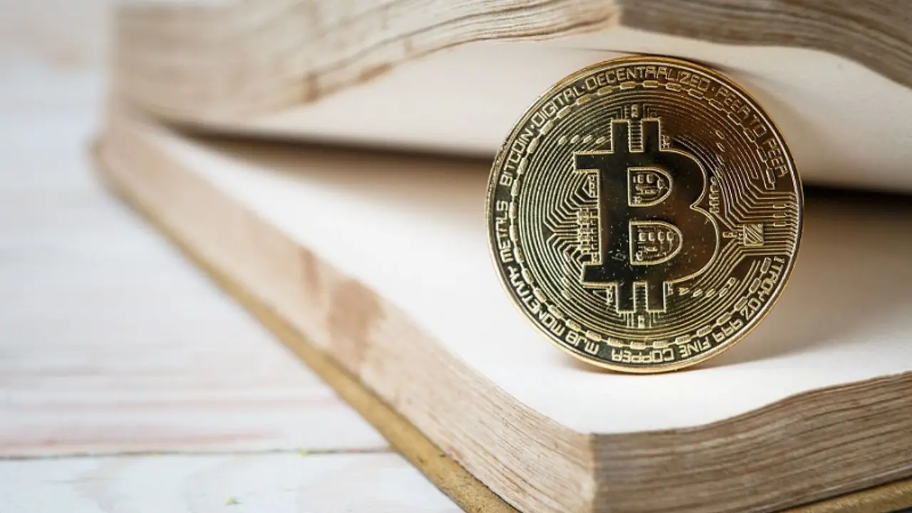 Bitcoin: descubren su libro blanco oculto en el software de Apple