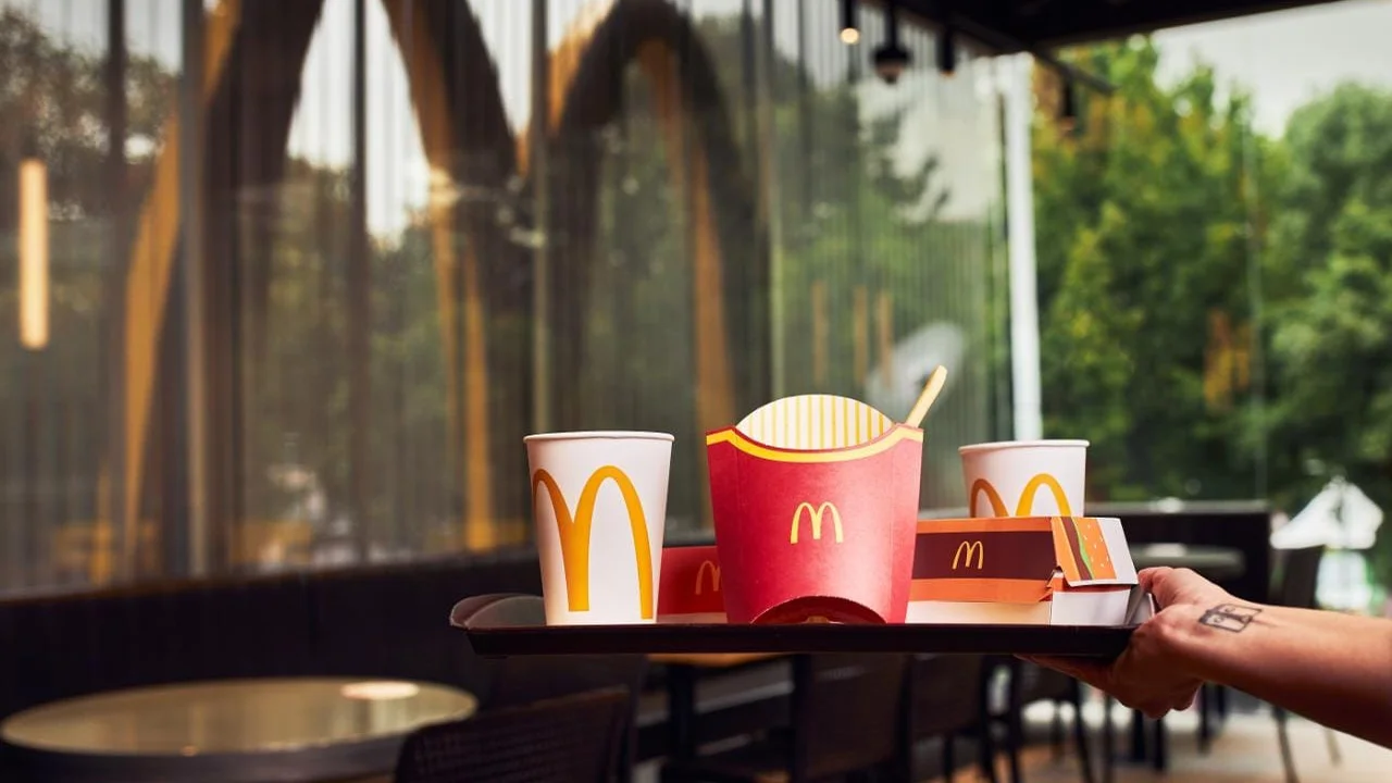 Cuánto gana empleado de McDonald's en Argentina y Estados Unidos