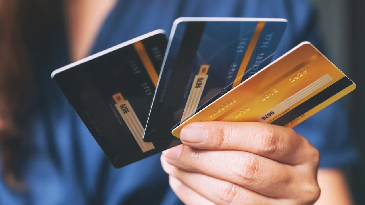 Cómo pagar la tarjeta de crédito para ahorrar y bajar deudas, según una