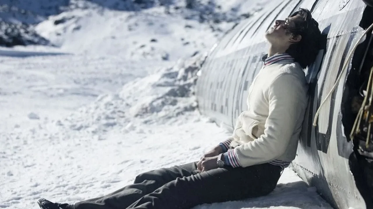 Orina negra en La sociedad de la nieve: a qué se debe el síntoma