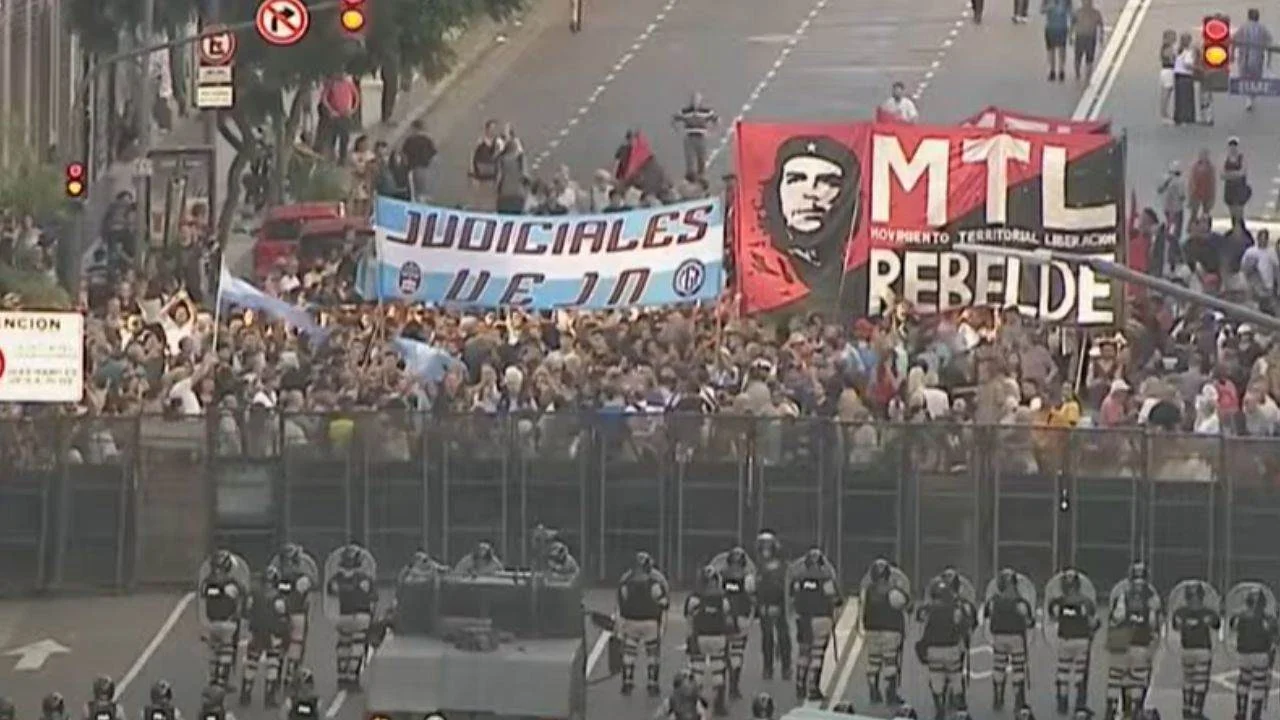 Intendentes y piqueteros se suman a la marcha al Congreso, en medio de un fuerte operativo de seguridad