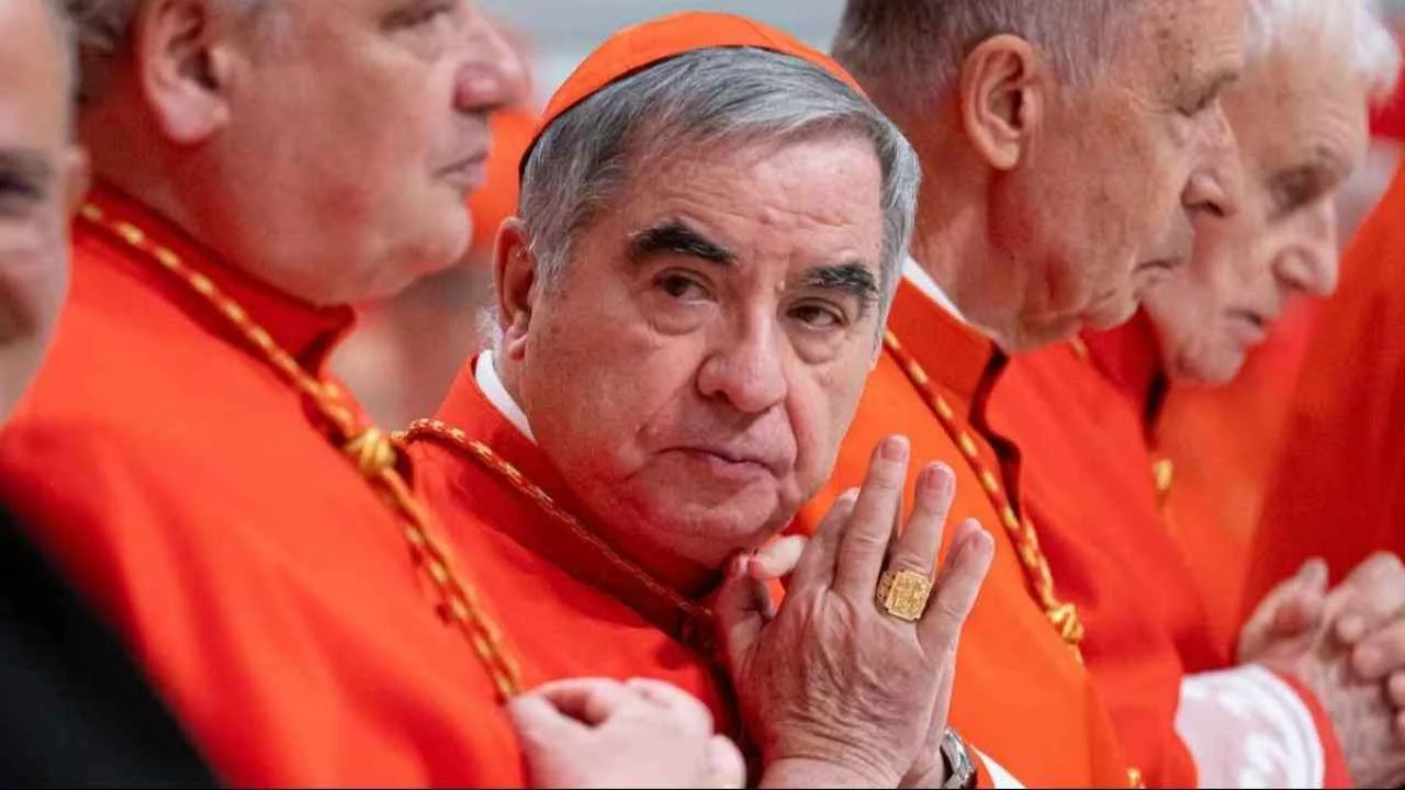 Becciu se baja del Cónclave «por obediencia», tras el veto papal y el escándalo judicial
