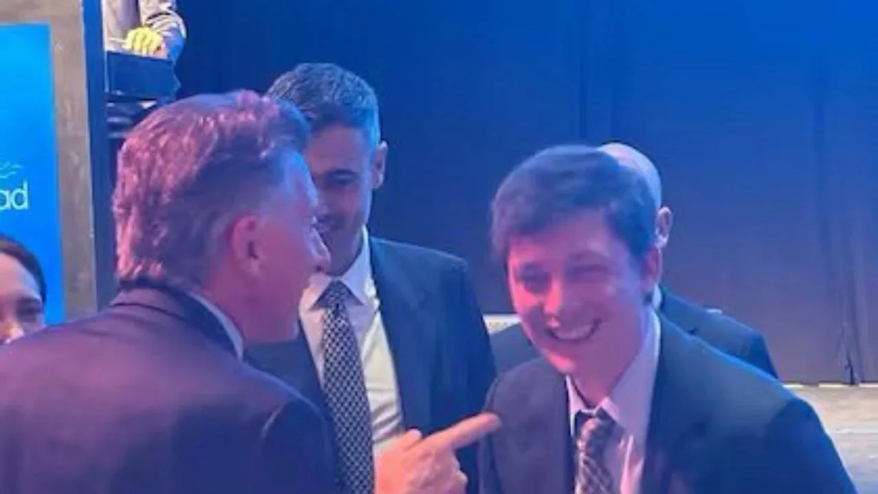 Mauricio Macri y Santiago Caputo se abrazaron y hasta bromearon en público