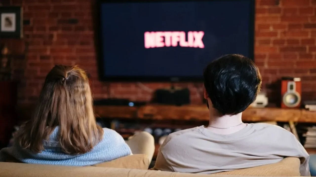 Dejar el doomscroll y tomar el control: 4 documentales de Netflix para aprender sobre finanzas personales