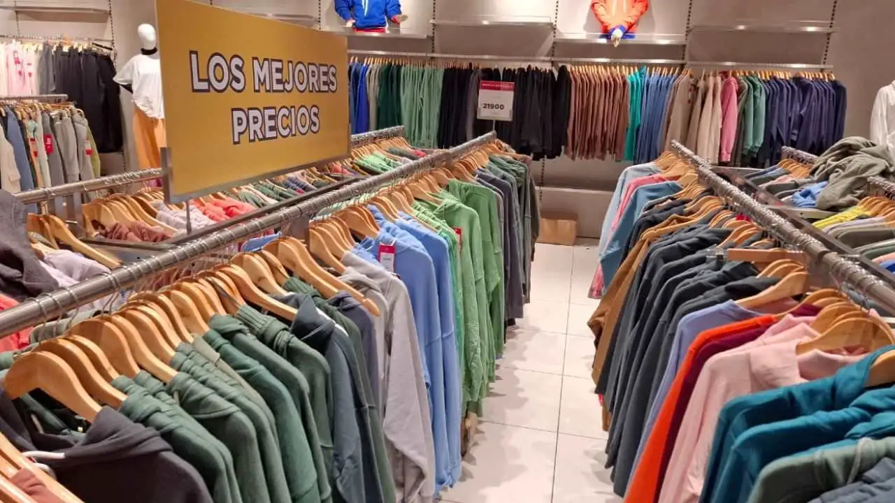 Abrió nuevo mega outlet que vende la ropa más barata de Buenos Aires ...