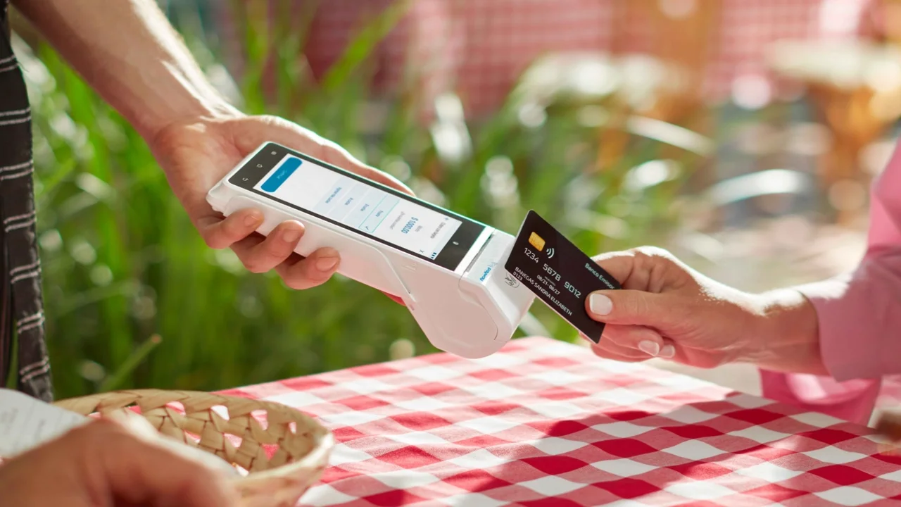 Entra en vigencia el pago de propinas digitales con tarjeta y QR: cómo ...