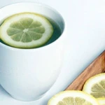 Estos son los motivos por los que no debés tomar un vaso de agua con limón en ayunas