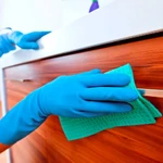 Cuánto cobra una empleada doméstica por hora en 2022, tras los aumentos de enero y los que se vienen en marzo