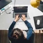 Al navegar por la web, quedan todas tus "huellas": qué son y por qué es importante eliminarlas