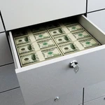 ¿Cuál es el costo de contratar una caja de seguridad en un banco y cuántos dólares se pueden guardar?