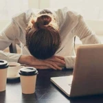 Por qué nos da sueño después de comer y cómo podemos combatirlo