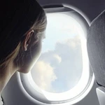 ¿Por qué nunca hay que usar pantalones cortos en el avión? Un auxiliar de vuelo te lo explica