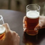 ¿Es cierto que no se puede tomar alcohol luego de vacunarse contra el coronavirus?