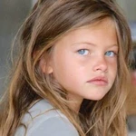 A 16 años de su icónica foto: así luce hoy "la niña más bella del mundo"