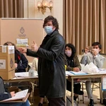 Video: tras el triunfo, el llanto de Milei por su padre y su hermana