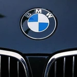 ¿Qué significa el logo de BMW y cómo bautizan a sus vehículos según la combinación de números y letras?