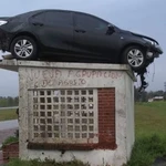 Video: un auto se despistó y terminó en el techo de una garita