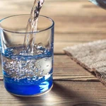 ¿El agua con gas tiene los mismos beneficios para la salud que el agua normal?