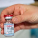 Por qué Suecia y Dinamarca suspendieron el uso de vacuna de Moderna en jóvenes