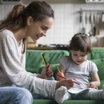 Cuánto cobra una niñera por hora en la Argentina