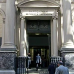 "Por abajo": el BCRA empieza a cerrar la brecha cambiaria y acelera la devaluación de la moneda argentina