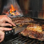 El asado de tira, un "invento" argentino: la curiosa historia de cómo se originó este corte de carne vacuna