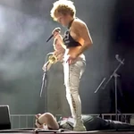 La cantante de Brass Against orinó en la cara de un fan en el escenario