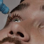 ¿Adiós a la presbicia? Así son las gotas que "reemplazan" a los anteojos y que ya están a la venta