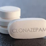 Qué efecto tiene el clonazepam y cuáles son sus efectos adversos