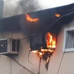 Accidente fatal: se prendió fuego el aire acondicionado, quiso apagarlo con agua y murió electrocutado