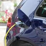 Toyota, Audi, Mercedes, VW, Peugeot, Renault y Fiat van por un año distinto: qué autos eléctricos llegan al país