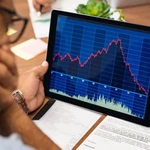 Invertí en Mercado Libre con pesos y sin riesgo argentino: cómo aprovechar el boom de las bigtech