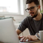 Ser freelance, trabajar para el exterior y cobrar en dólares: qué perfiles hoy están mejor remunerados