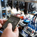 Insólito: empresas del plástico, ropa y hasta las metalmecánicas ahora se dedican a fabricar bitcoin "blue"