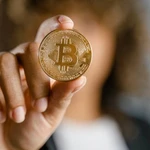 En rojo: Bitcoin no logra recuperarse luego del hackeo a un importante exchange
