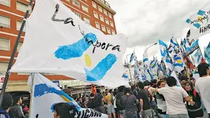 Video: militantes kirchneristas irrumpieron en un restaurante y en un supermercados Coto