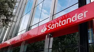 La Asociación Bancaria amenaza con medidas de fuerza por despidos en el Banco Santander
