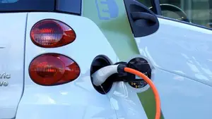El gobierno de Javier Milei busca "inflar" el negocio de los autos eléctricos