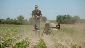 John Deere se lanza al negocio de drones: compró una empresa para sumar IA a sus tractores