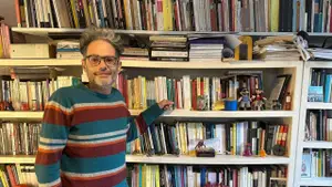 Cómo funciona el TINDER de los libros que permite conocer lectores