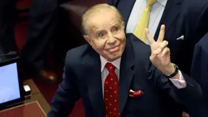 "Sáquela del colchón": el día que Menem le pidió a los argentinos lo mismo que Caputo