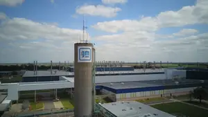 Por qué una de las principales automotrices frena producción hasta fin de año
