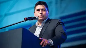 Gobernador de Santa Cruz contra estatales: "¿Probaron con laburar en el sector privado?"