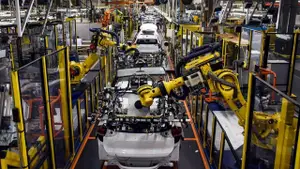 La economía a dos velocidades: crecen autos y el campo, pero el consumo no arranca